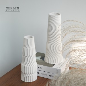 3D Printing ceramic vase shaped like a lighthouse (1)