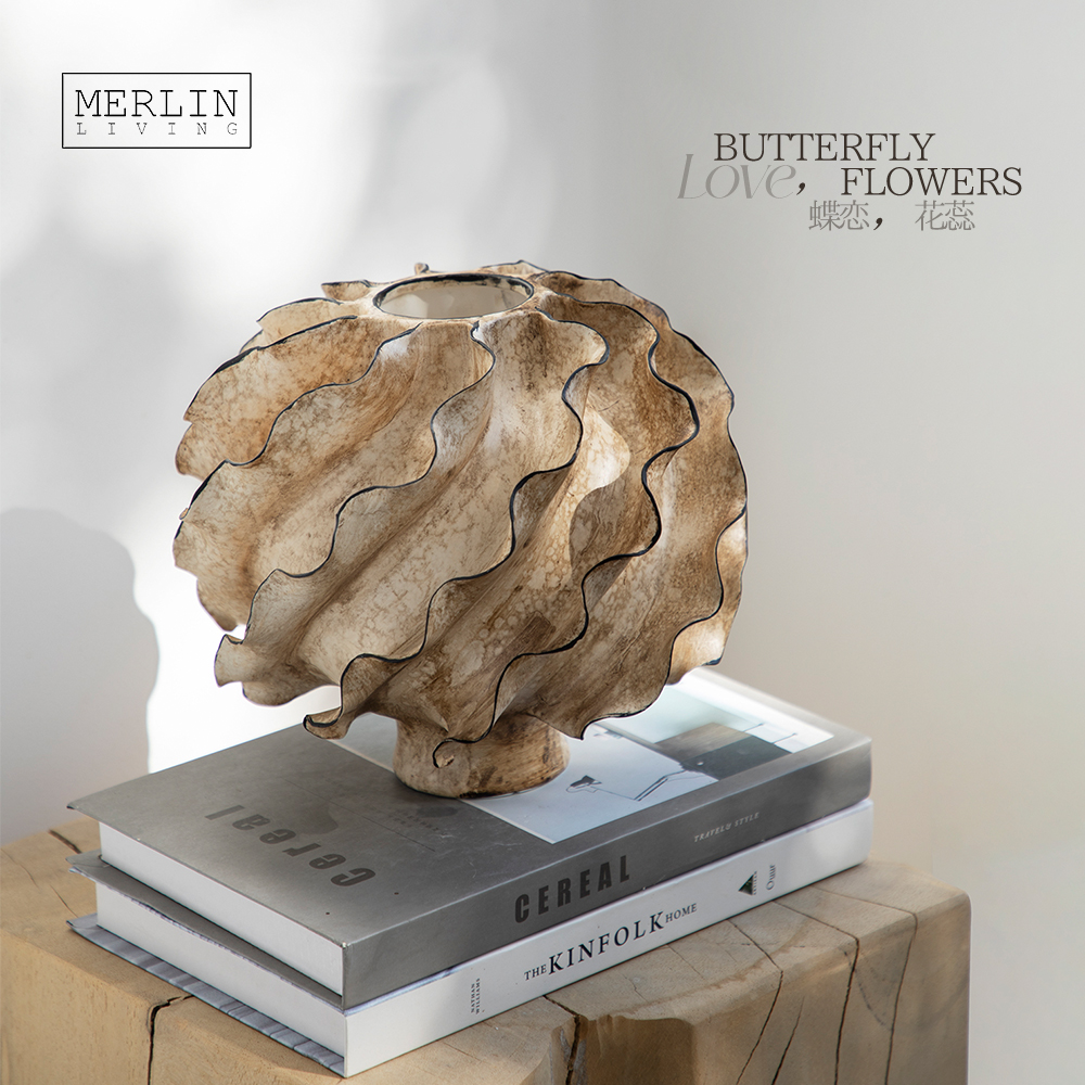 最高の手描きの陶器の花瓶の蝶のホームデコレーション Merlin Living